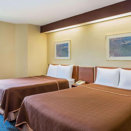 Travelodge By Wyndham Fort Myers Airport Extérieur photo