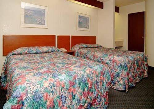 Travelodge By Wyndham Fort Myers Airport Extérieur photo