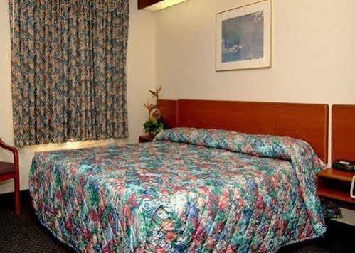 Travelodge By Wyndham Fort Myers Airport Extérieur photo