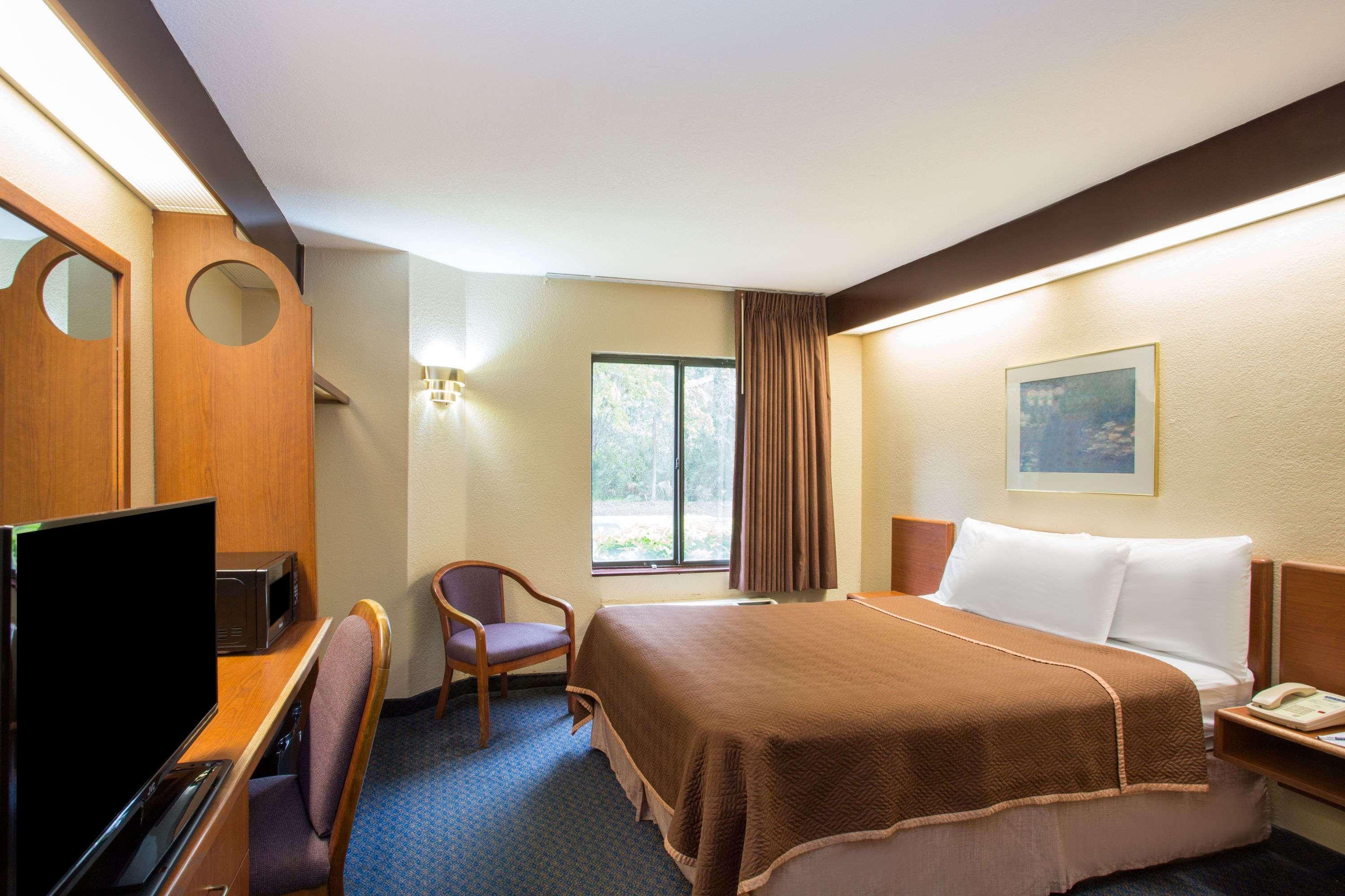 Travelodge By Wyndham Fort Myers Airport Extérieur photo