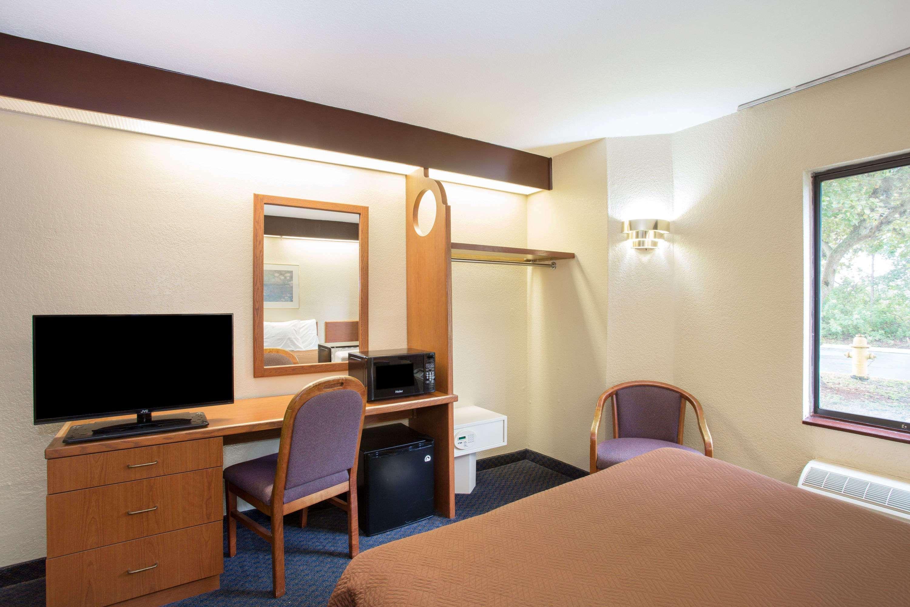 Travelodge By Wyndham Fort Myers Airport Extérieur photo
