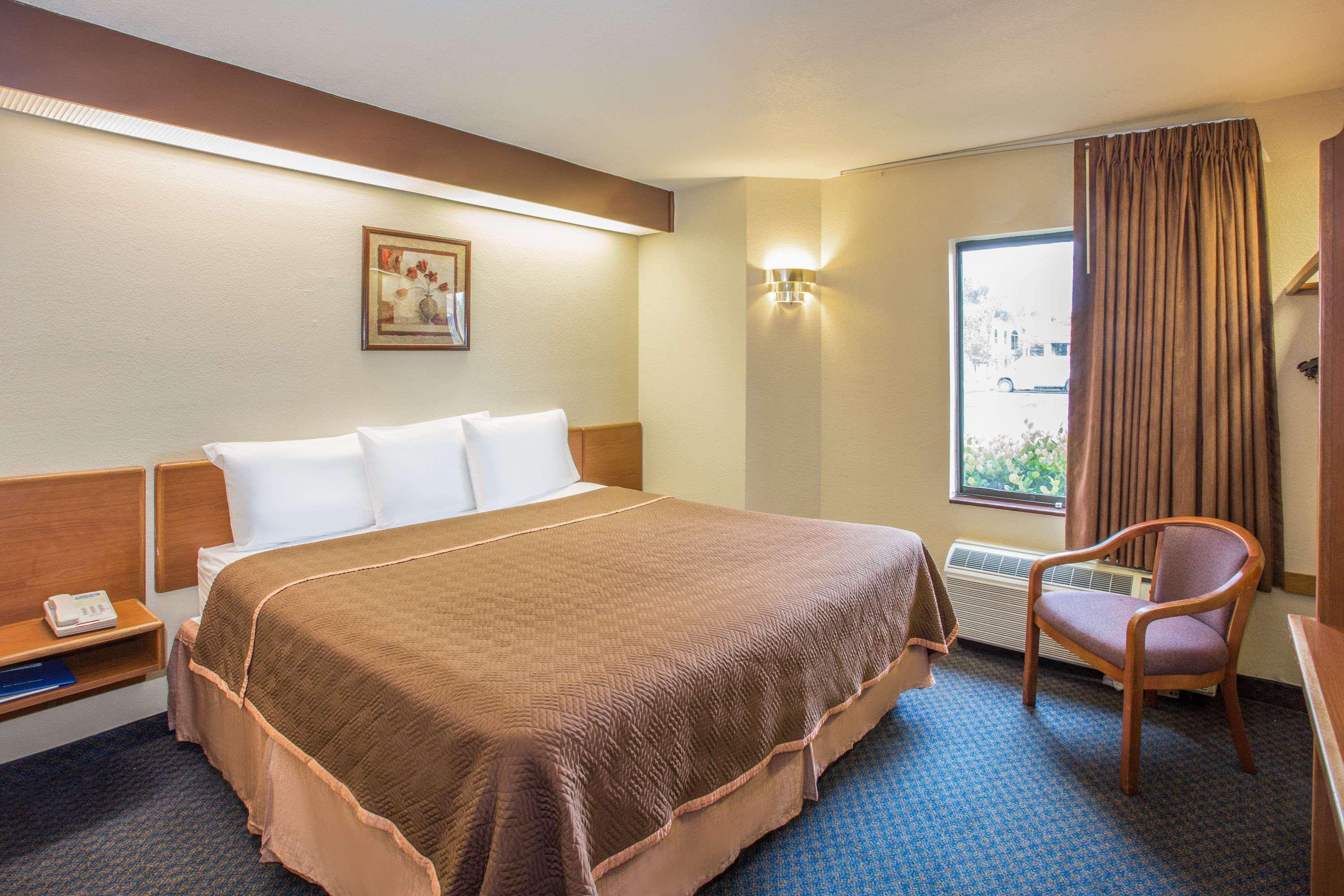 Travelodge By Wyndham Fort Myers Airport Extérieur photo