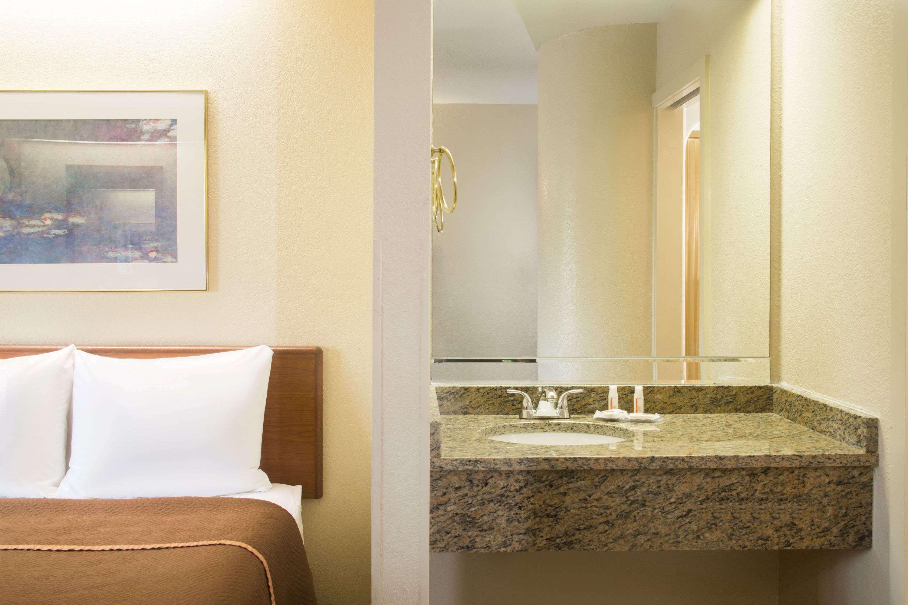 Travelodge By Wyndham Fort Myers Airport Extérieur photo