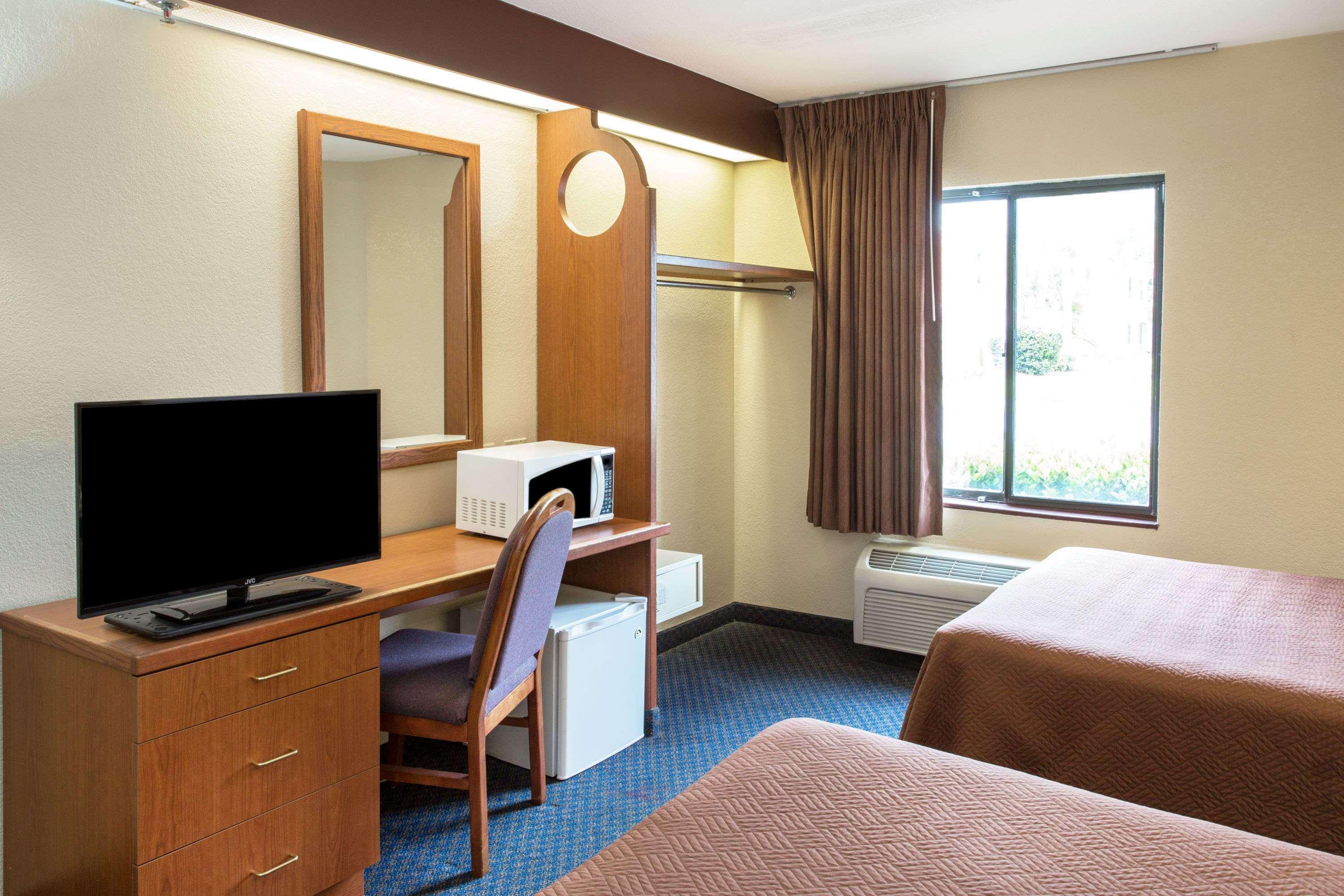 Travelodge By Wyndham Fort Myers Airport Extérieur photo