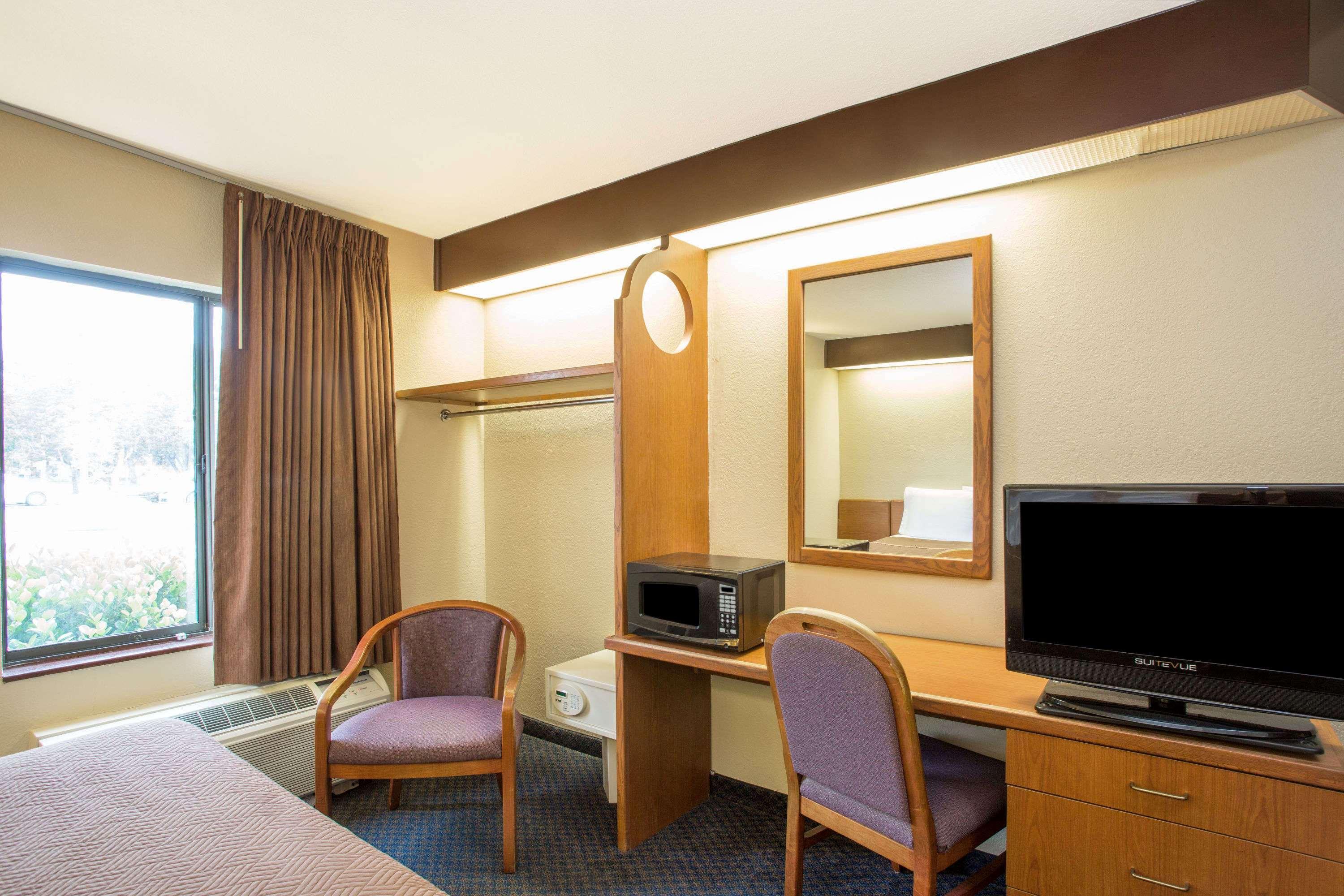 Travelodge By Wyndham Fort Myers Airport Extérieur photo