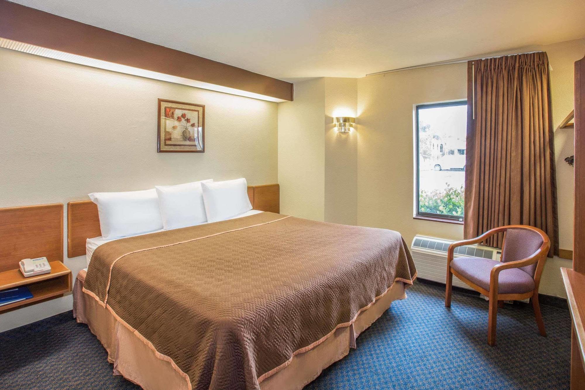 Travelodge By Wyndham Fort Myers Airport Extérieur photo